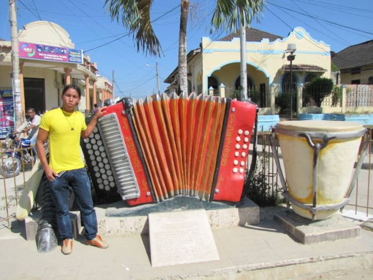 El escultor Mario García rindió homenaje al Festival Bolivarense del Acordeón, con un monumento en el centro de Arjona. JULIO CASTAÑO - EL UNIVERSAL