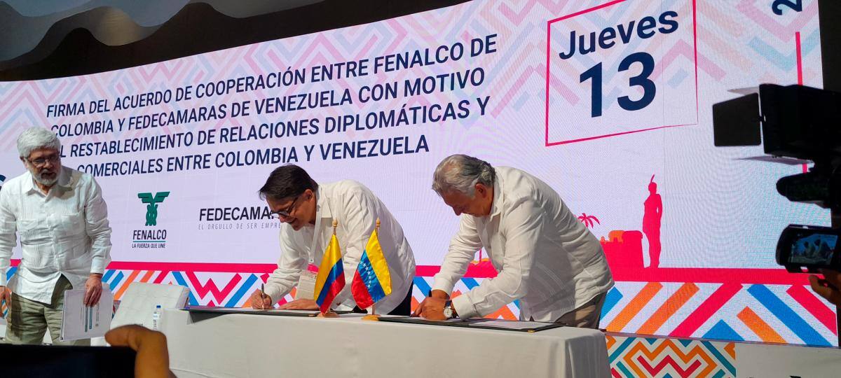 El ministro de Comercio, Industria y Turismo de Colombia, Germán Umaña Mendoza, observa la firma del acuerdo de cooperación entre Fenalco (Colombia) y Fedecámaras (Venezuela). Firman, Carlos Fernández (centro) y Jaime Alberto Cabal. // HFA- EL UNIVERSAL.