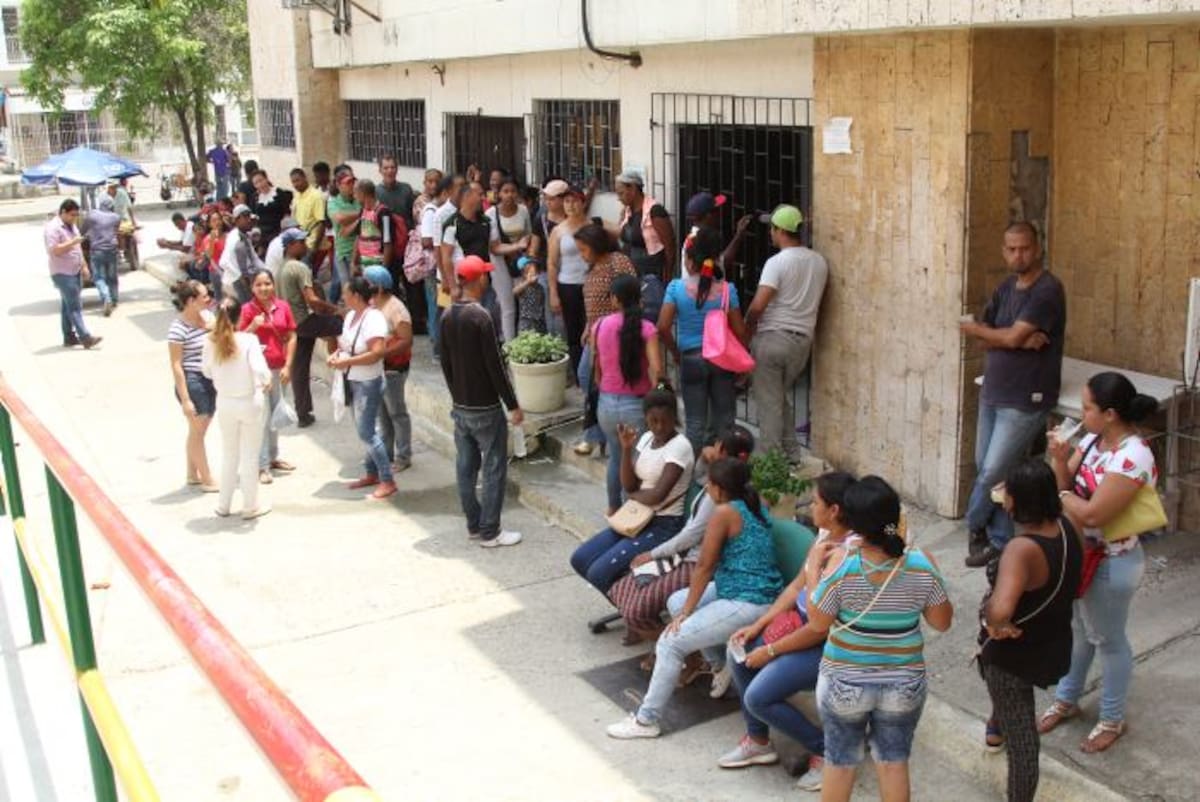 Venezolanos que esperan turno en el puesto habilitado en la Biblioteca Jorge Artel. Kailline Giraldo.