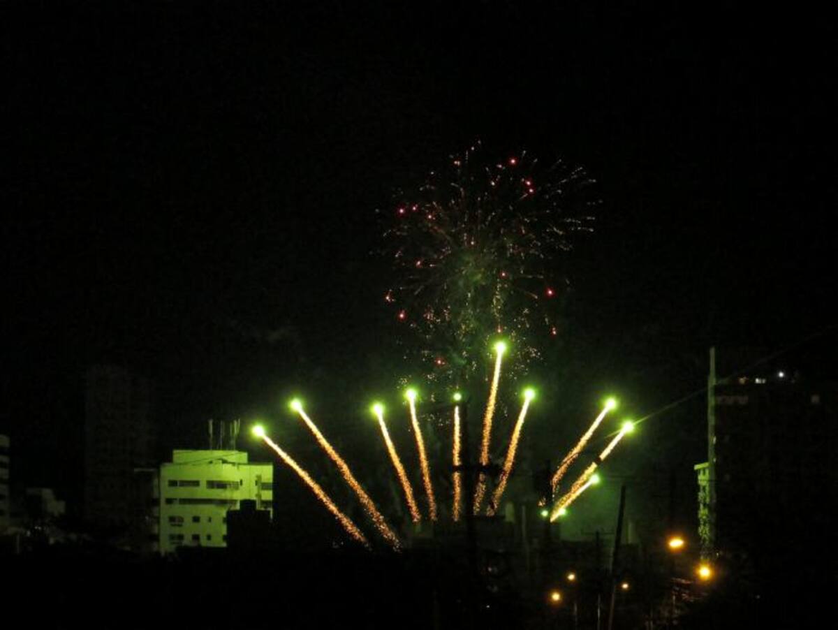 Los fuegos artificiales despedidos desde el Parque Lácides Segovia en su reinauguración, iluminaron la noche sobre Manga. PEDRO TORRES, EL UNIVERSAL