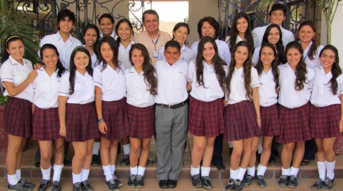 Aparecen adelante en la primera fila los estudiantes: María Camila González, Valentina Márquez, Daniela Rocha, Sara Monroy, Antonella De Rosa, Luis Alejandro Afiuni, María Paulina Anillo, María Alejandra Sotelo, Paola Herrera, Valeria De Rosa, Isabella Ladino. Atrás, en la segunda fila: Nicolás Vanegas, María Paula Cárdenas, Daniela Varela, Alejandra Gutiérrez, el rector del Gimnasio Altaír, Amet Ordosgoitia; Nicole Cawlovich, Piedad Mejía, Daniela Oyola, Leyla Raad, Eduardo Tubelli y Liliana Me