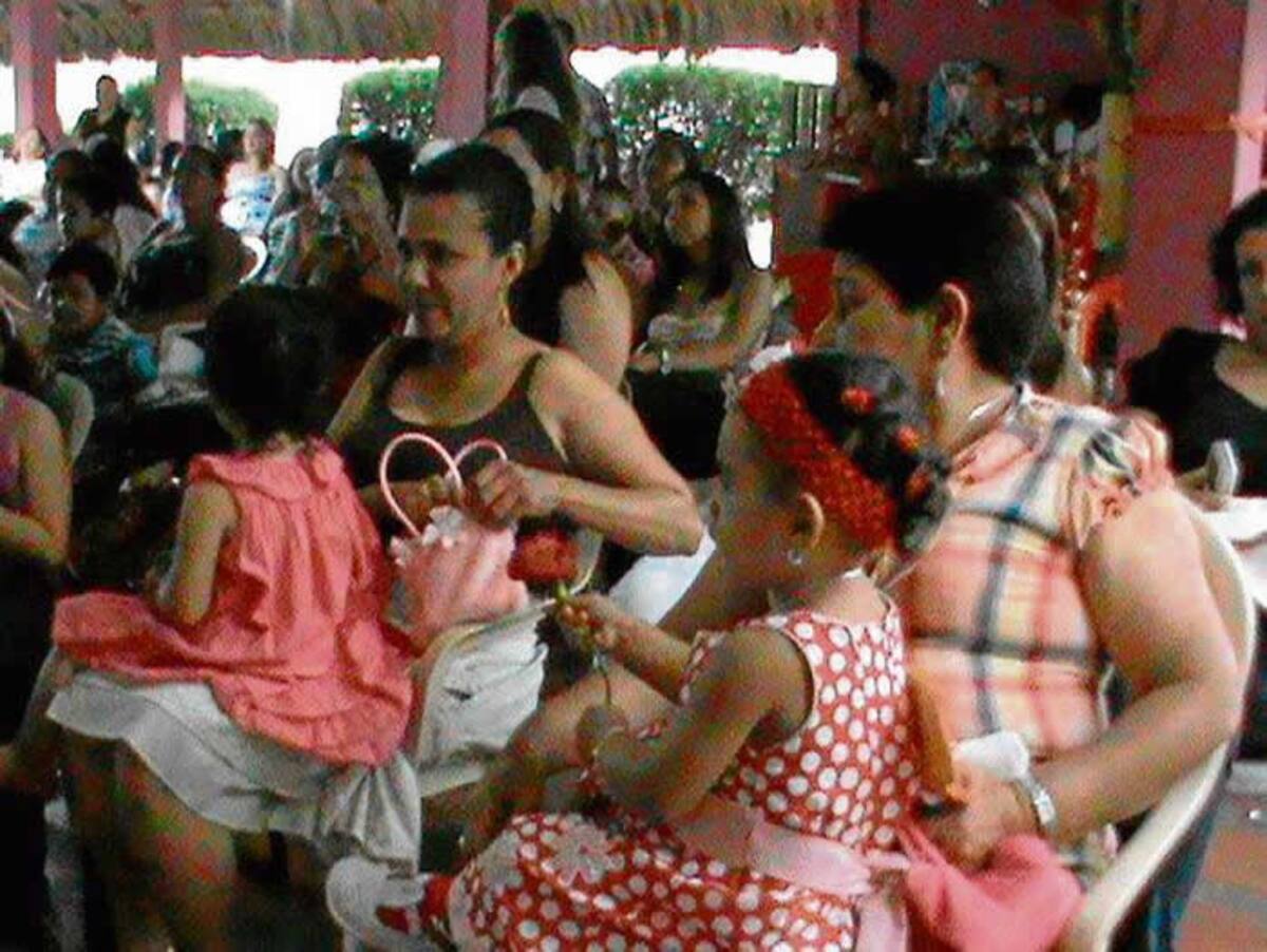 CORTESÍA: GREGORIO CASTRO El Colegio Sagrado Corazón de Jesús de Pueblo Nuevo ofreció un homenaje a las Madres.
