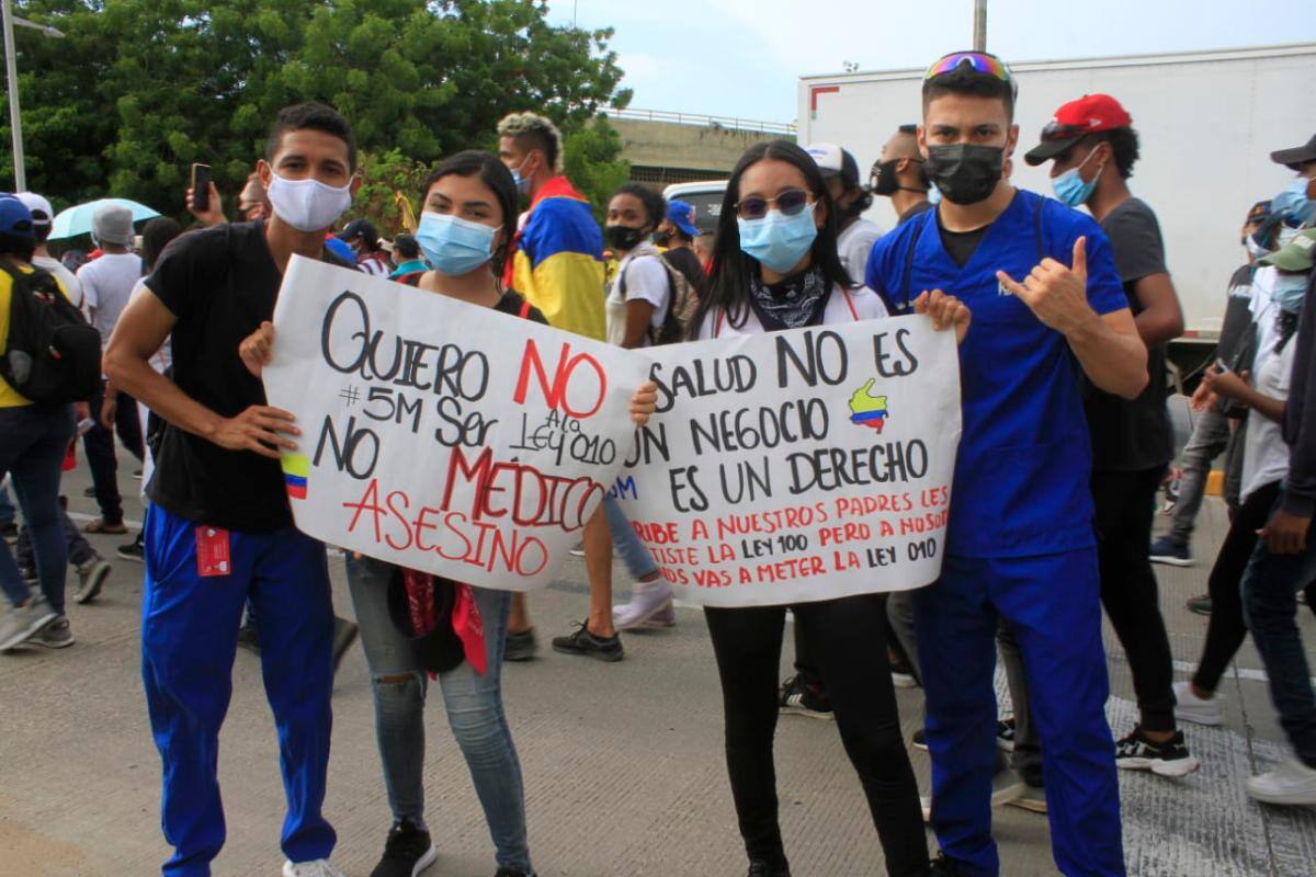 En una velatón por los fallecidos en las manifestaciones, estudiantes ofrecieron velas a agentes de la Policía. // Zenia Valdelamar - El Universal.