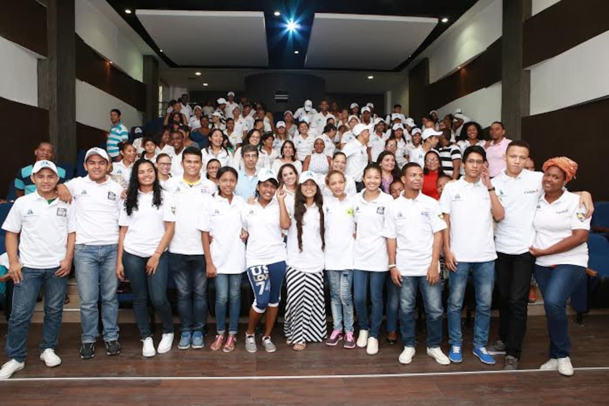 El grupo completo de beneficiarios de Becas Boomerang asistió a su reunión de inicio de semestre, en la que escucharon la conferencia “Innovar para cambiar y transformar nuestro entorno", a cargo de Pablo Herrera Capdevilla, egresado de este programa de la Fundación Mamonal. Foto: Cortesía