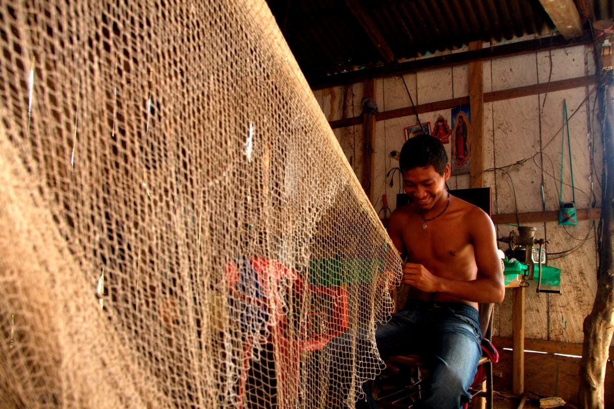 Al atardecer se tejen las nuevas atarrayas que ha destejido la vigilia en el río en Pinillos. // Luis Eduardo Herrán