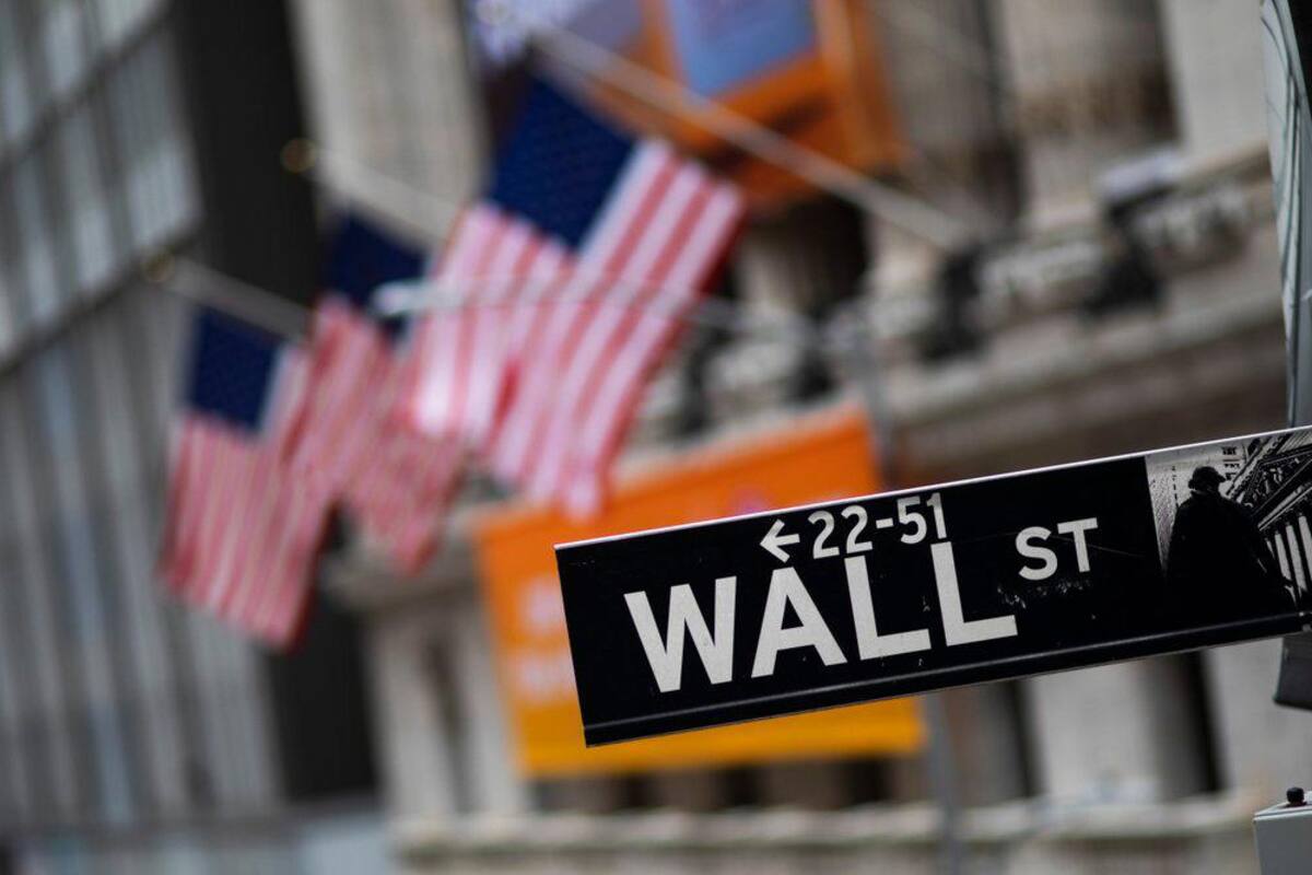 Wall Street se desploma por nueva variante de coronavirus