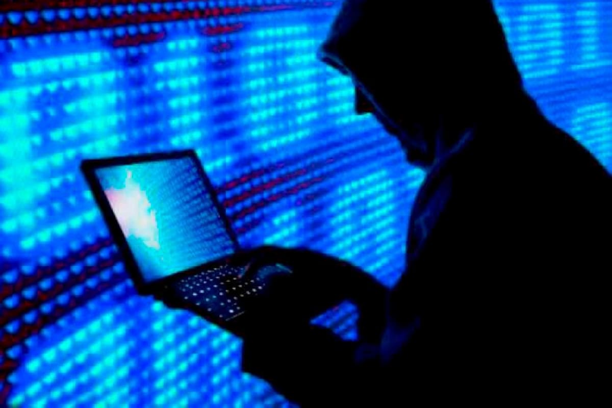 “Amamos a Álvaro Uribe”: hackers publicaron pornografía en cuentas de RTVC