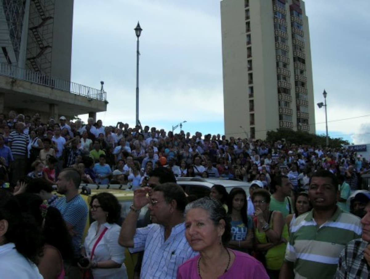 Cientos de barranquilleros rodearon la Catedral de Barranquilla para decirle adiós a "La Novia de Barranquilla". CORTESÍA Q'HUBO BARRANQUILLA