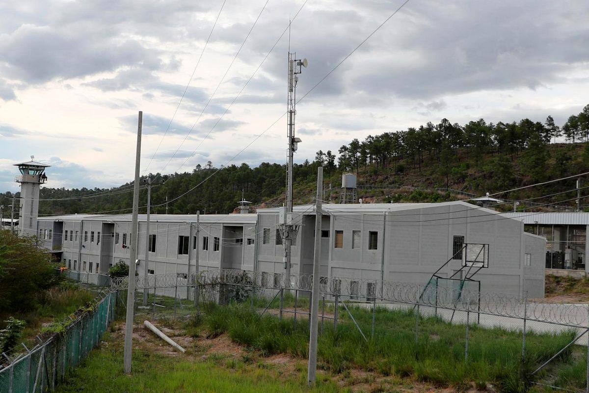 Capturan a director de una cárcel con 18 mil dólares que serían para pandilleros