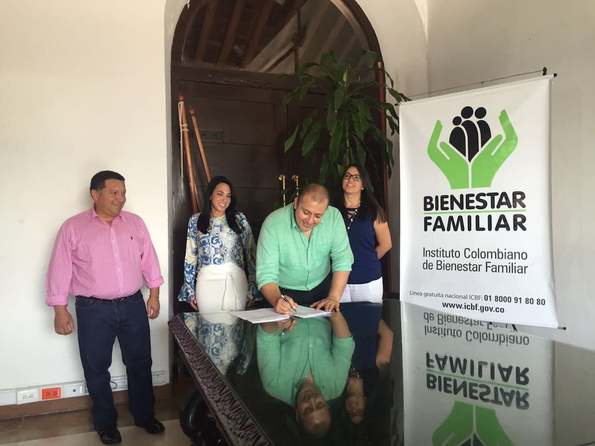 Firma del Pacto por la Transparencia y la Legalidad con la directora Regional del lCBF en Bolívar, Lenny Cuello Escobar; director nacional de Primera Infancia, Juan Carlos Buitrago; gestora Social de Bolívar, Liliana Majana de Turbay, y alcalde Mayor de Cartagena, Manuel Vicente Duque. Foto: Cortesía