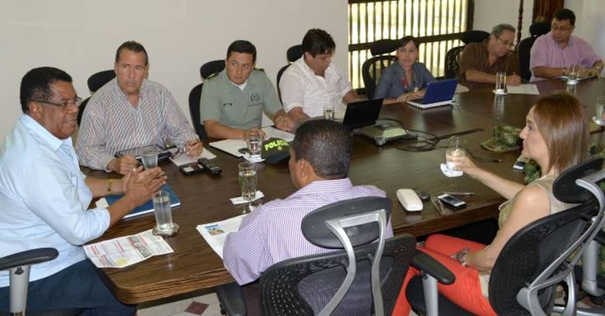 Consejo de Seguridad entre el Alcalde y las autoridades. ARCHIVO