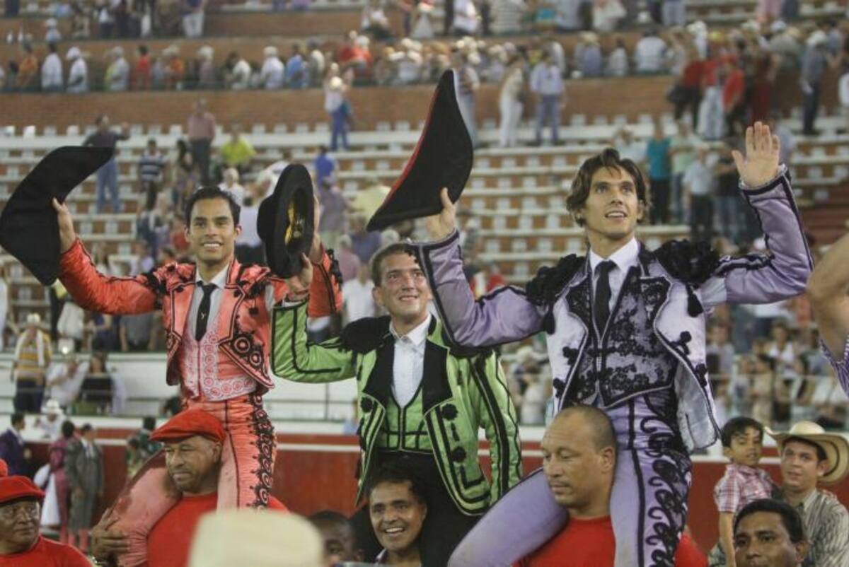 Los tres toreros terminaron sobre hombros, tras la buena presentación que tuvieron en la corrida. ÓSCAR DÍAZ - EL UNIVERSAL
