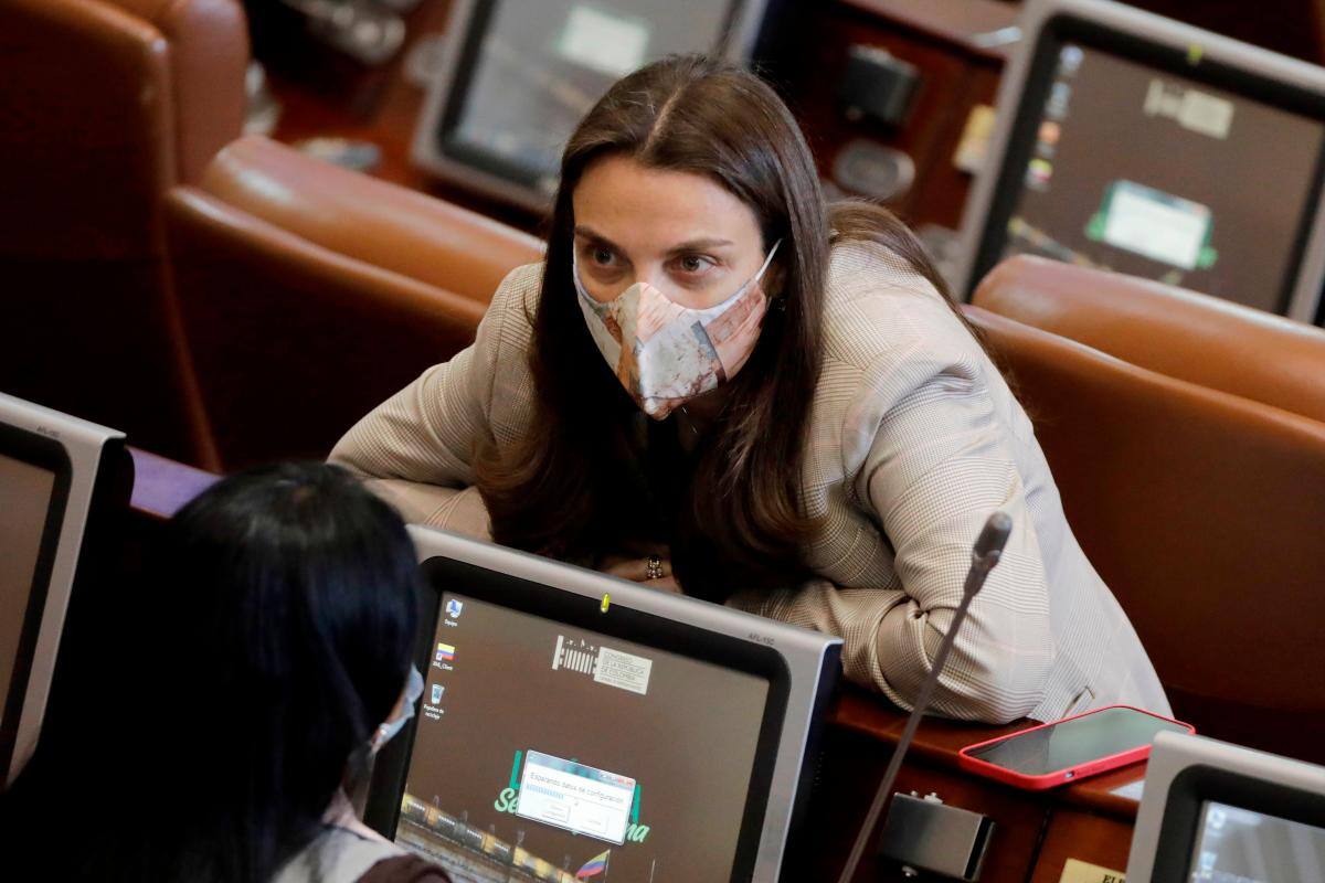 El reclamo de Karen Abudinen a la RAE por el “uso” de su apellido