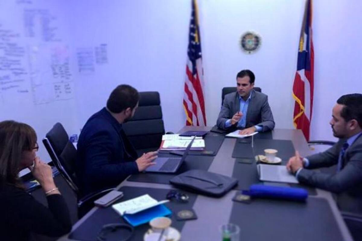Gobernador de Puerto Rico trata la transición de su Gobierno con su sucesora