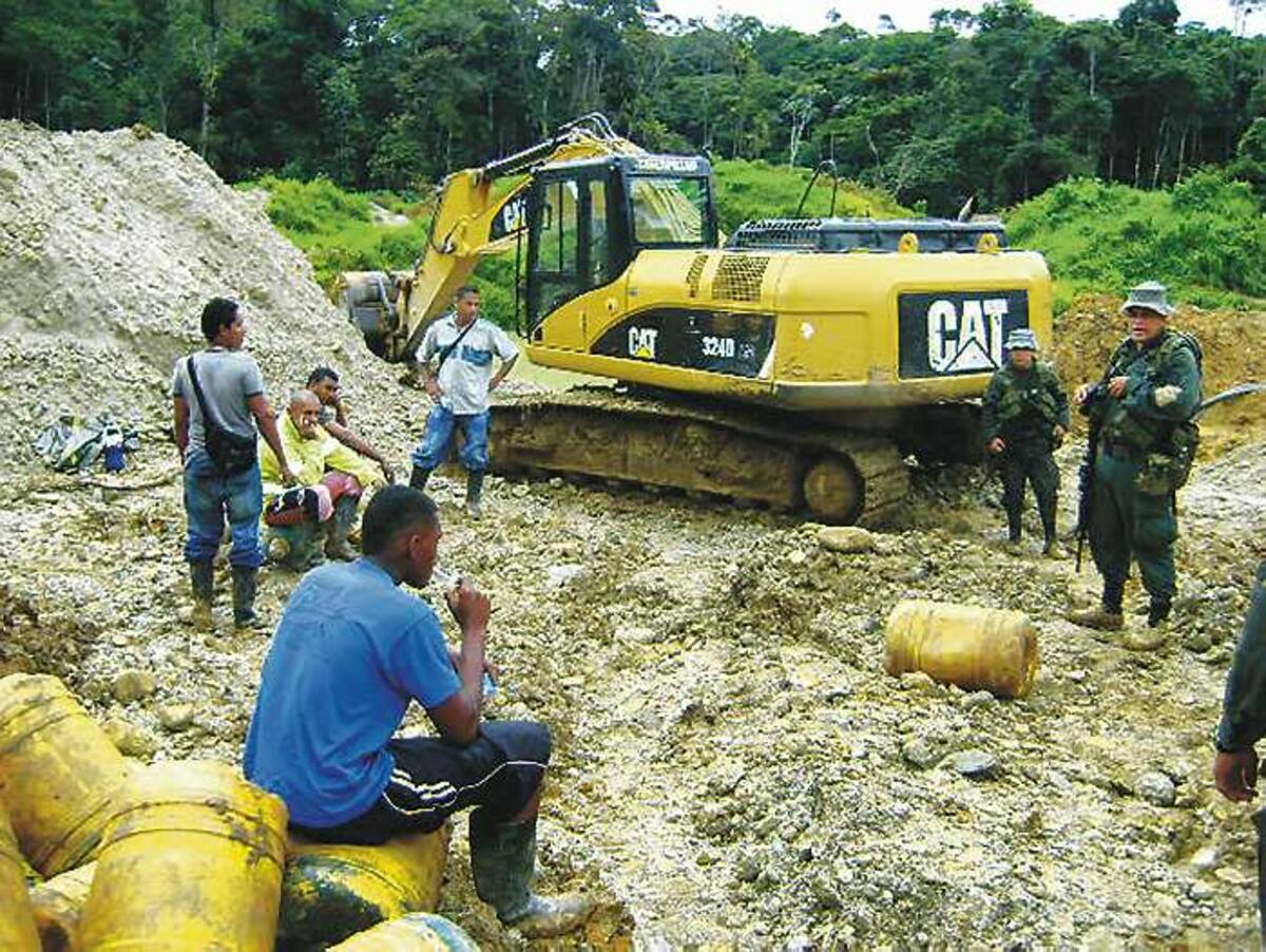 Las 29 retroescavadoras incautadas fueron dejadas a disposición de las autoridades competentes.