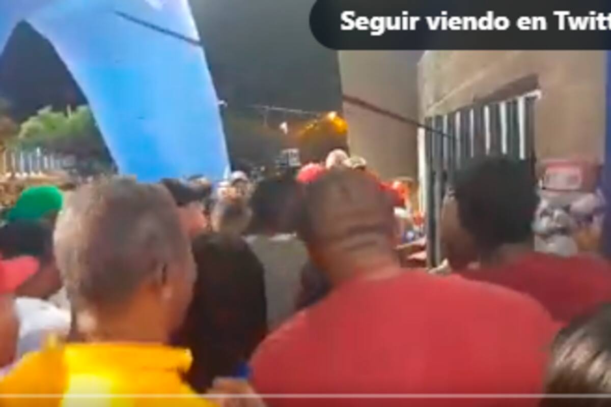 ¿Falló la logística? Caos y vandalismo en la entrada del estadio Abel Leal