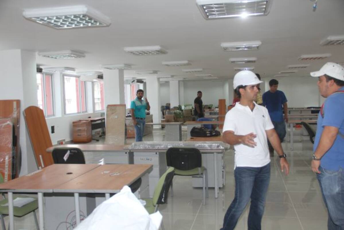 El secretario de Infraestructura, Mario Ramos Juliao, estuvo ayer en las labores de mudanza. Óscar Díaz-El Universal