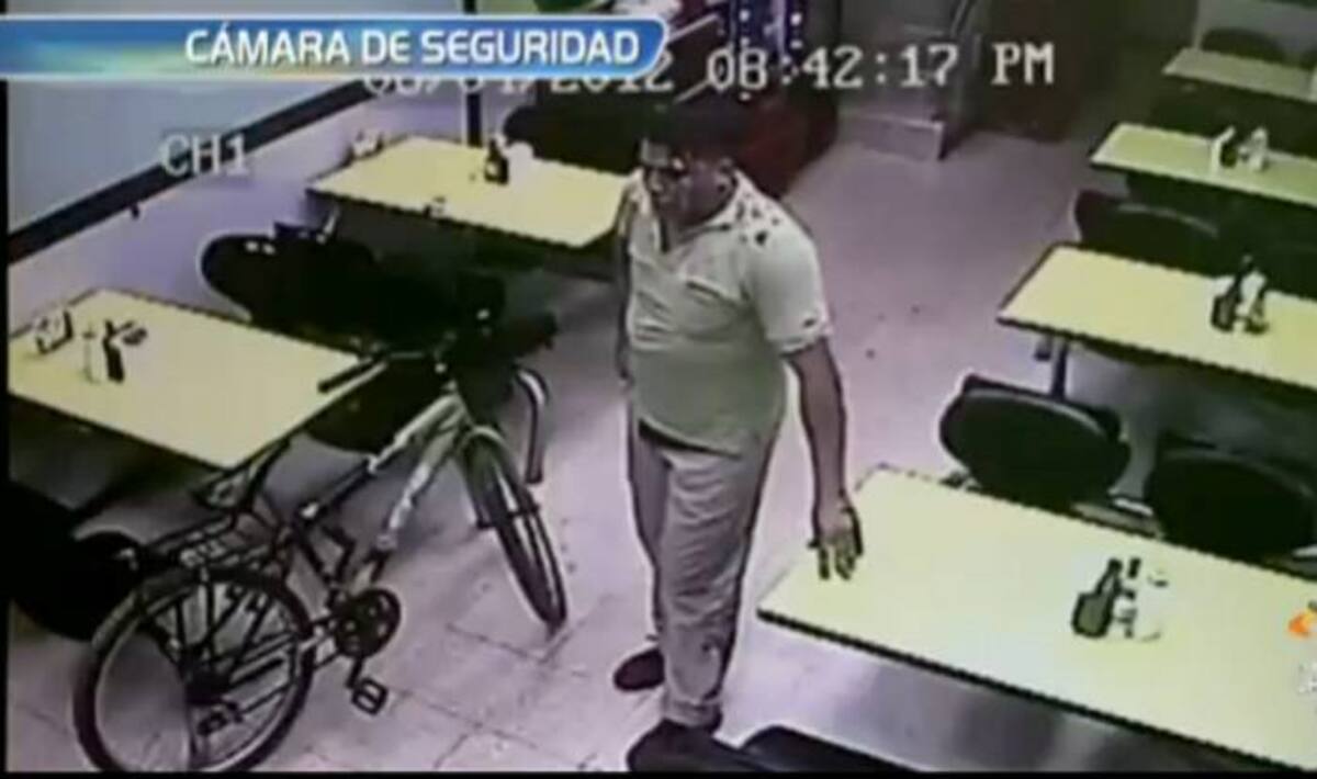 El empleado golpeado por el agente de policía fue identificado como Rigoberto Domínguez.