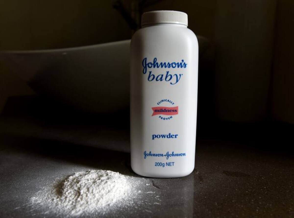 Fotografía de archivo que muestra un recipiente de los polvos de talco Johnson's Baby. EFE DAN PELED