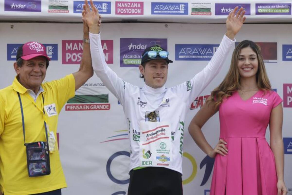 José 'Tito' Hernández en el podio de la etapa 3. COLPRENSA