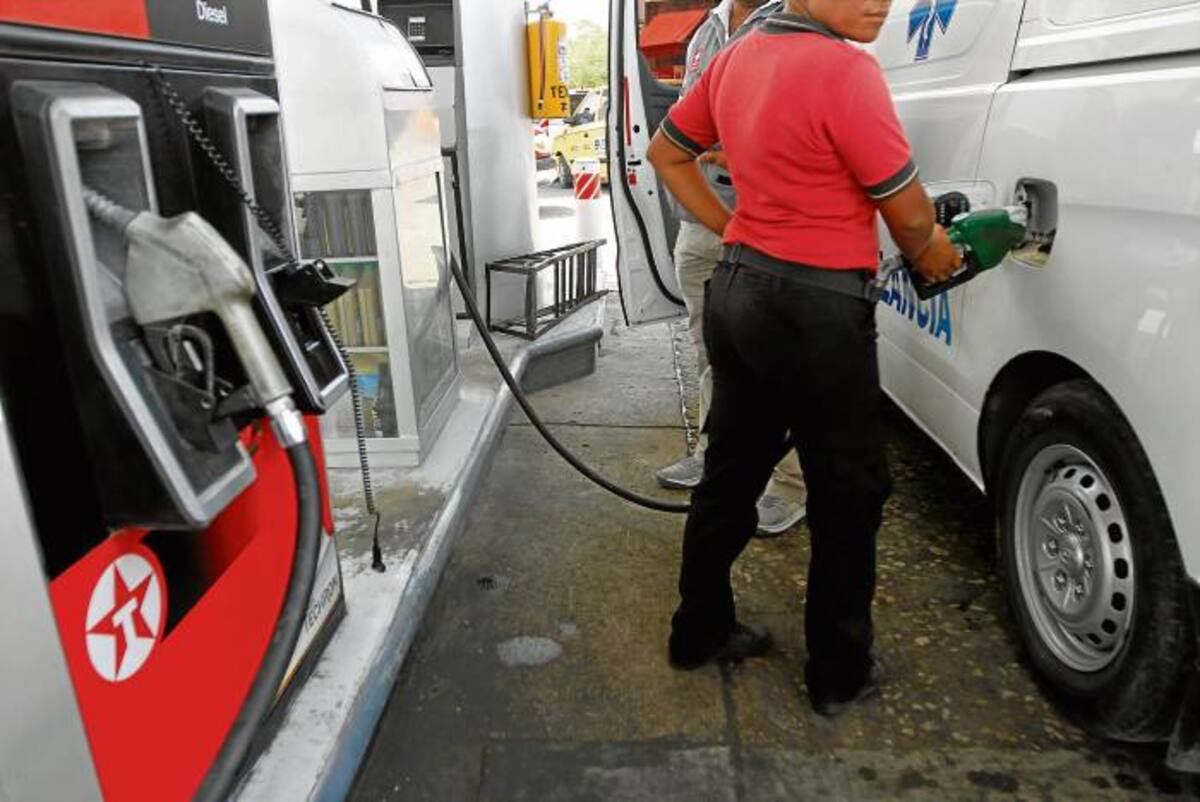 El tema de impuestos es actualmente el foco de los debates, ya que en promedio $2.300 del costo del galón de la gasolina tiene que ver con los tributos.