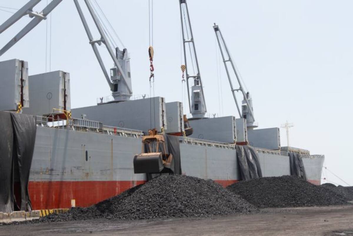 Embarque de coque en en el Puerto de Mamonal, un puerto multimodal. // JULIO CASTAÑO - EL UNIVERSAL