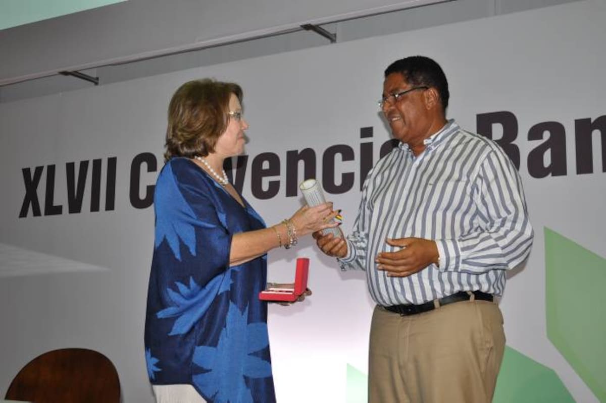 El mandatario de los cartageneros hizo la entrega en el marco de la Convención Bancaria que se desarrolla en el Centro de Convenciones de Cartagena de Indias “Julio César Turbay Ayala”. Cortesía