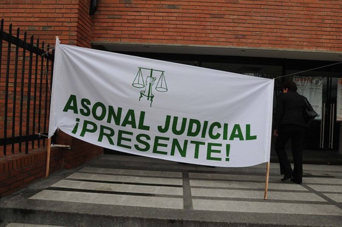 Los ministerios de Justicia y de Hacienda expidieron los decretos 382, 383 y 384 que ordenan la nivelación salarial de los empleados pero no descartará el paro hasta tanto no revise los documentos que se expidieron por el Ministerio. Colprensa