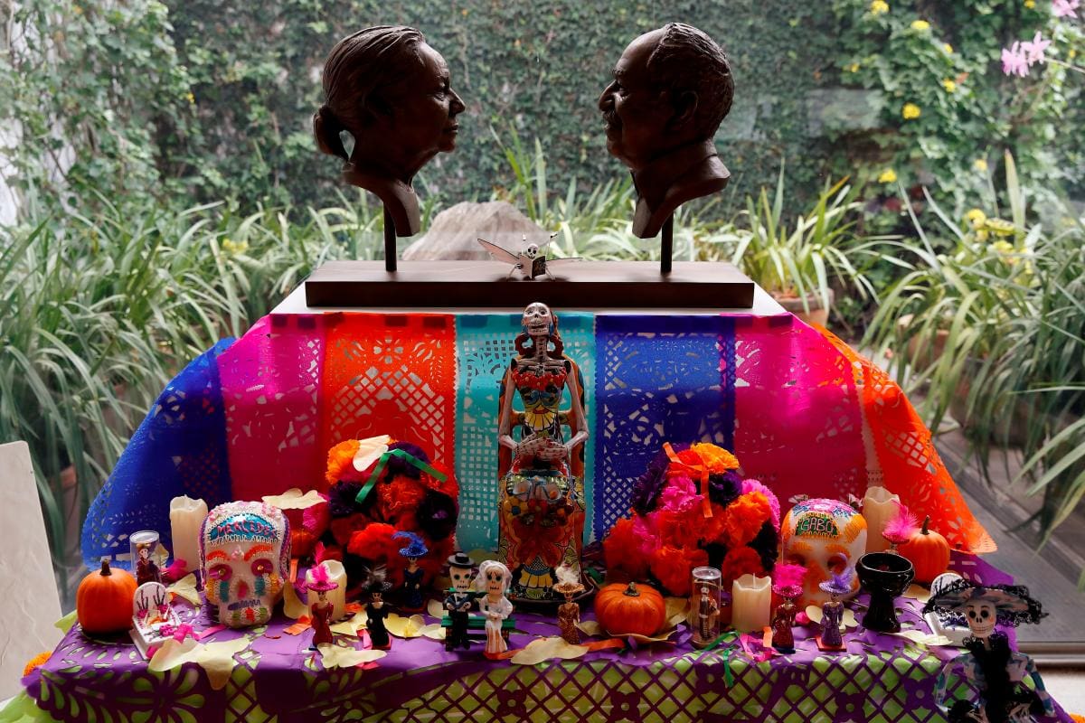 Un altar de Día de Muertos para honrar al fallecido escritor colombiano y Nobel de Literatura Gabriel García Márquez y su esposa Mercedes Barcha, durante una visita de Efe a la casa en la que vivió la pareja, el 18 de octubre de 2021, en Ciudad de México.