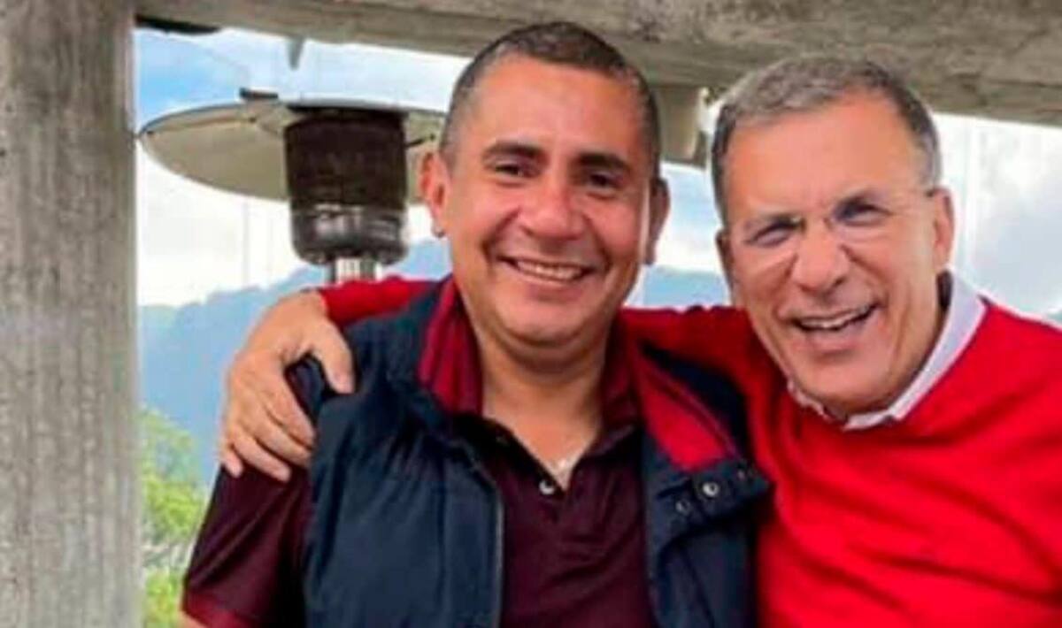 Jhon Jairo Uribe, exproductor general del Canal del Congreso ya fue retirado. En la foto está junto al exsenador Roy Barreras. // Colprensa