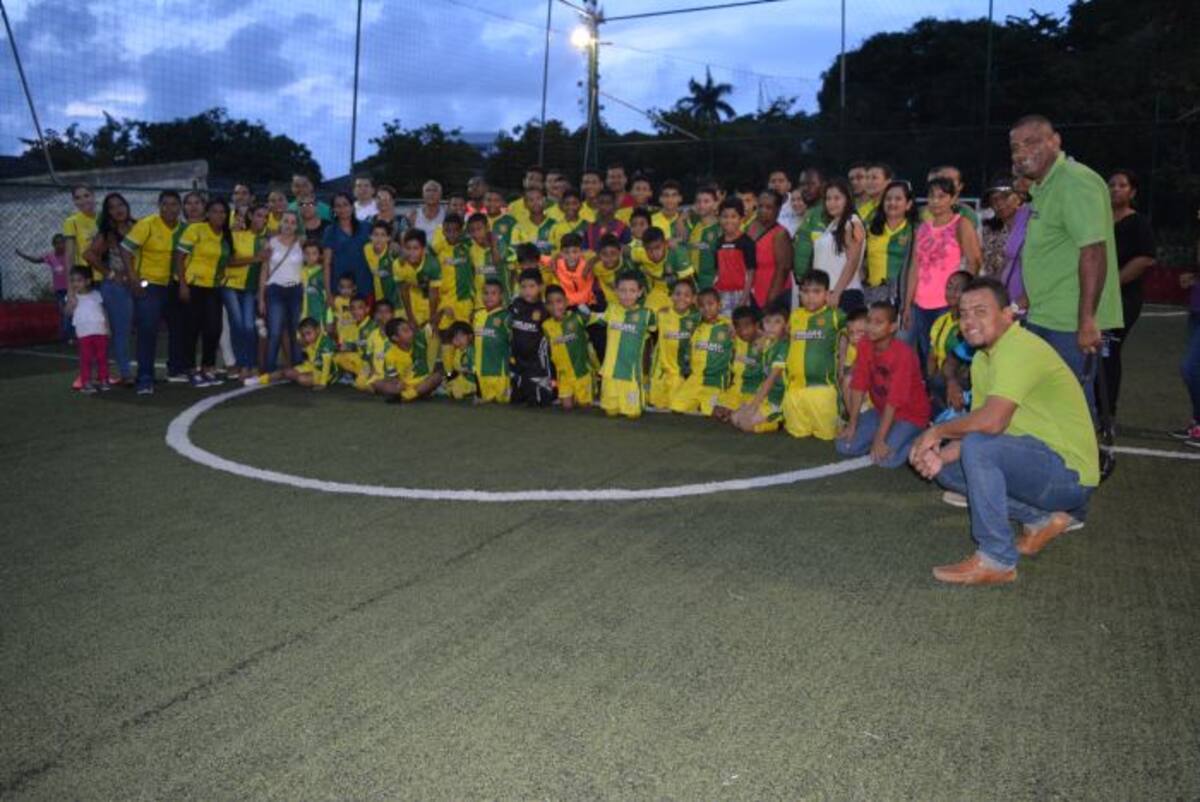 Niños y padres de la Escuela de Fútbol