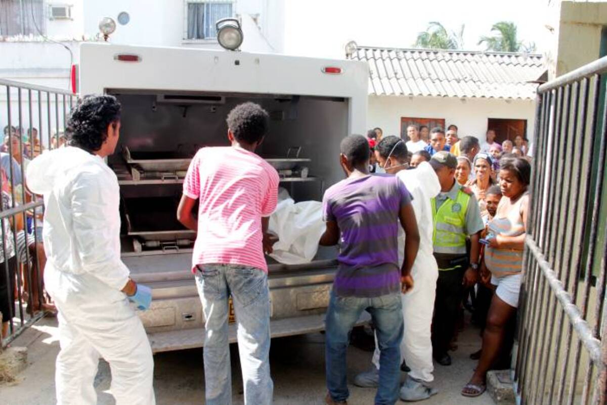 Agentes del Cuerpo Técnico de Investigación (CTI) hicieron la diligencia de levantamiento del cadáver de la menor en el CAP de La Boquilla.