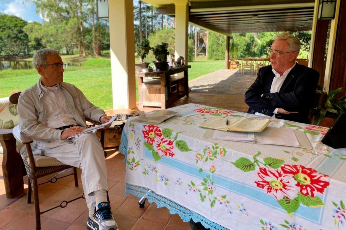 “Los escucho más en la tarea de enjuiciar que de hablar”: Uribe