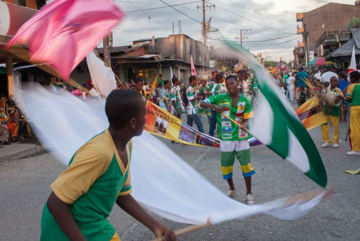 Se agitan las banderas de los 12 barrios franciscanos cuando marchan sus comparsas. FOTO: CORTESÍA