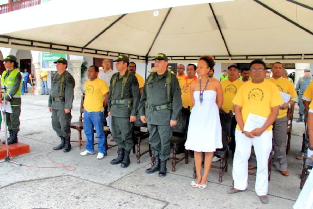 150 taxistas se graduaron ayer en seguridad y convivencia, mediante un convenio con la Policía Metropolitana de Cartagena. Luis Aparicio