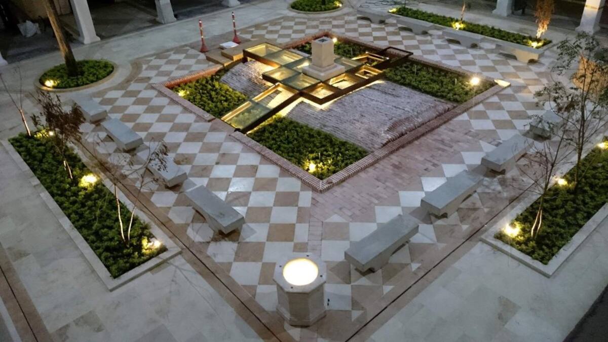 Así luce la iluminación del patio central del Claustro de La Merced. FOTO: @UNI_CARTAGENA