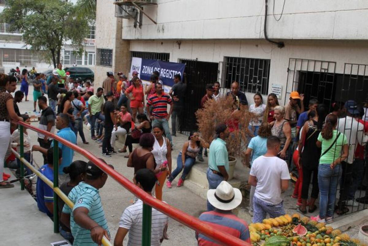 Venezolanos registrándose en el puesto ubicado en la Biblioteca Jorge Artel en el Socorro. Oscar Díaz - El Universal.