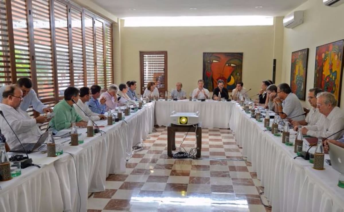 El Presidente Juan Manuel Santos se reunió este jueves en Cartagena con los integrantes del equipo negociador del Gobierno en el proceso de paz, Ministros del Despacho y asesores nacionales e internacionales en materia de paz y posconflicto. CORTESÍA