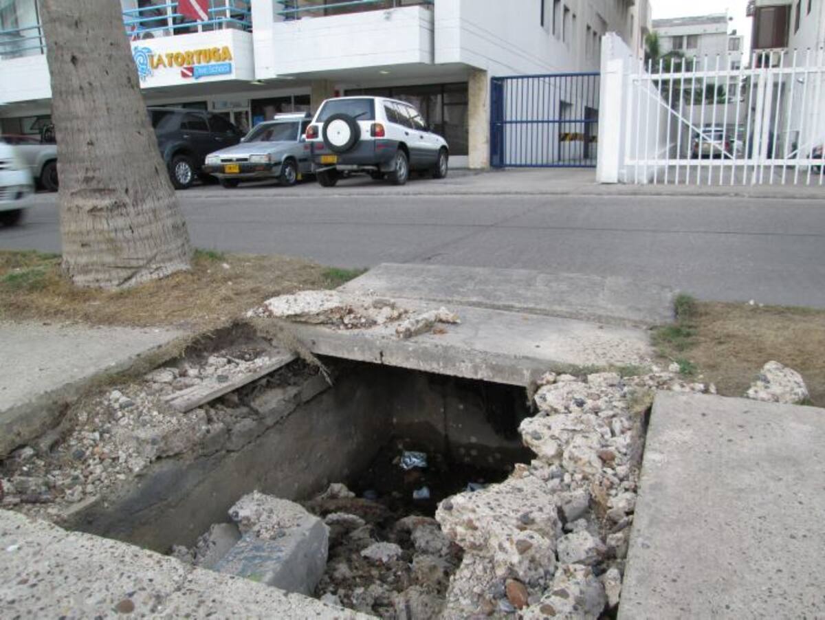 El sendero peatonal de la Avenida del Retorno está lleno de trampas humanas como ésta. PEDRO TORRES, EL UNIVERSAL