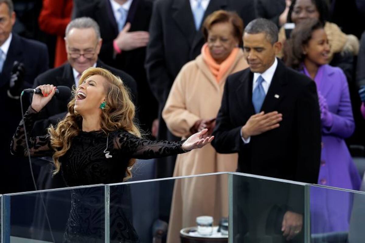 Beyoncé dobló durante la entonación del Himno Nacional en el acto de posesión de Obama. AP