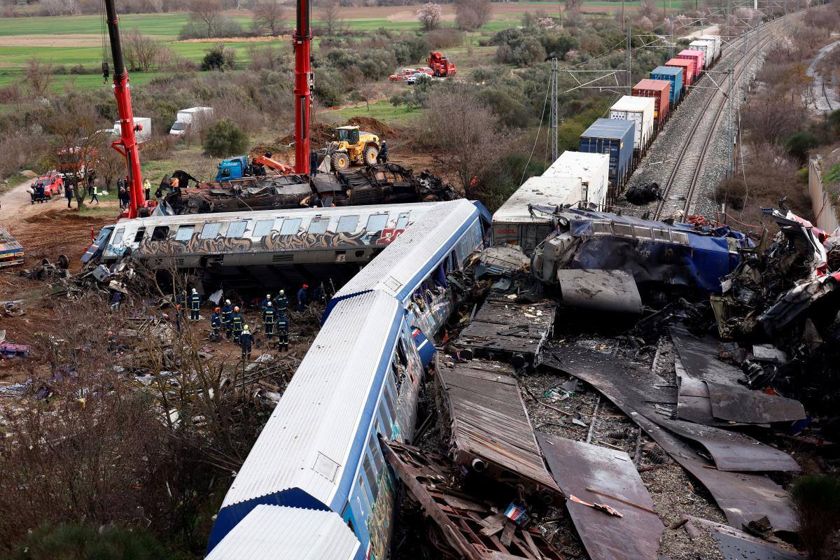 Las impactantes imágenes del choque de trenes en Grecia: van 36 muertos