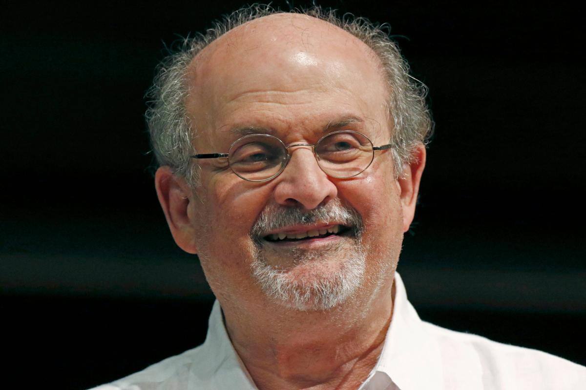 Salman Rushdie sobrevive con respiración asistida tras ser acuchillado