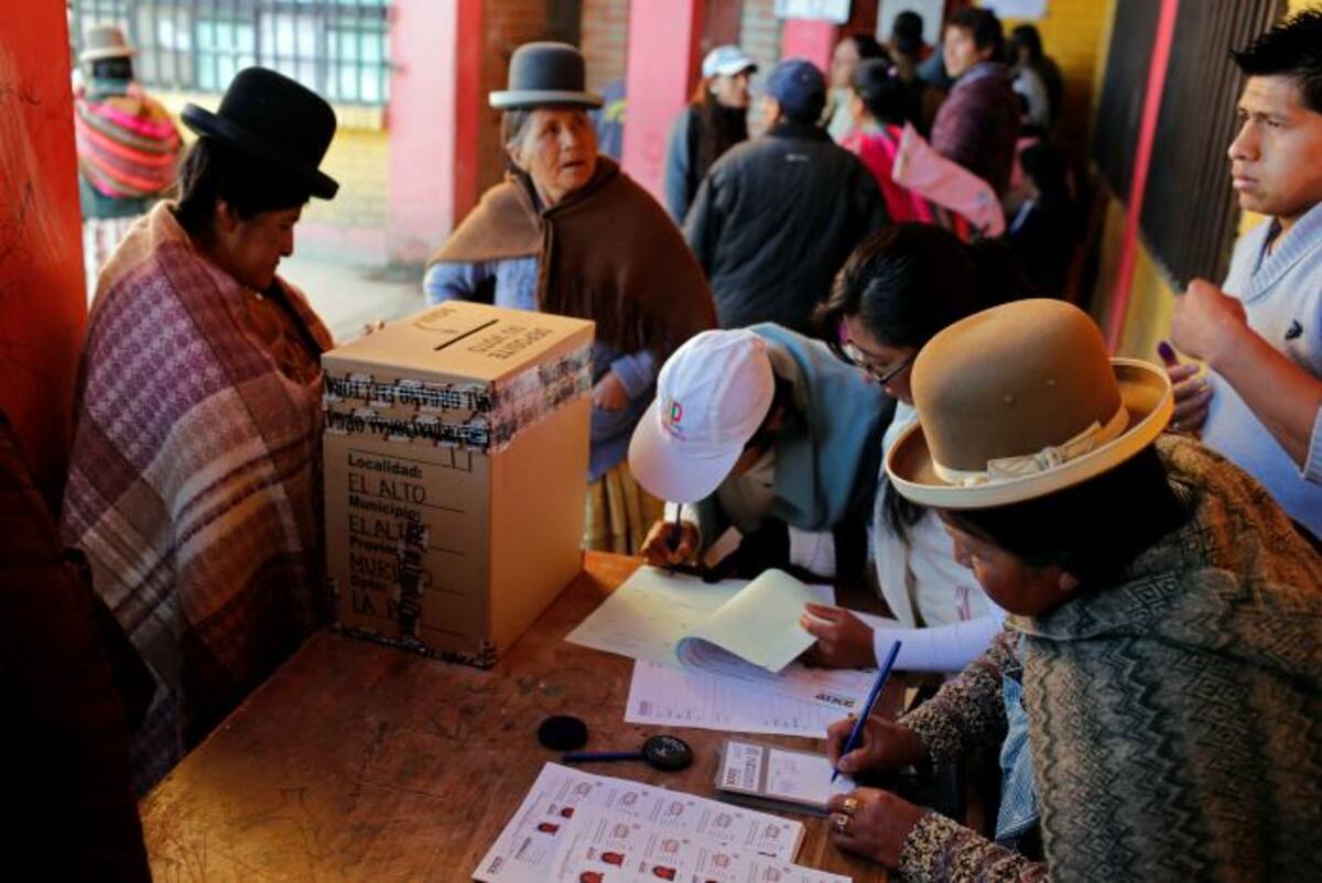 La presidenta del Organo electoral, Wilma Velazco, dio por inaugurado la jornada de comicios a las 07:25 hora boliviana. AP Enric Marti