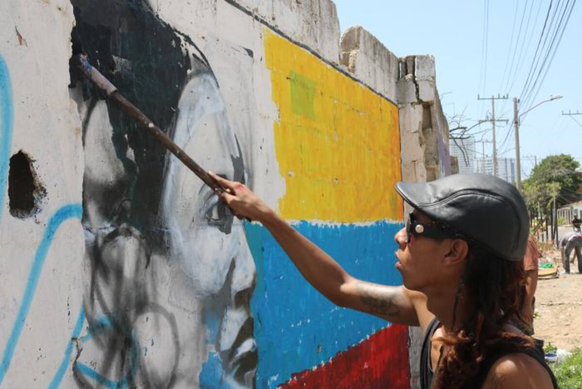 En El Papayal pintó una mujer y la bandera de Colombia. CRISTIAN AGÁMEZ- EL UNIVERSAL