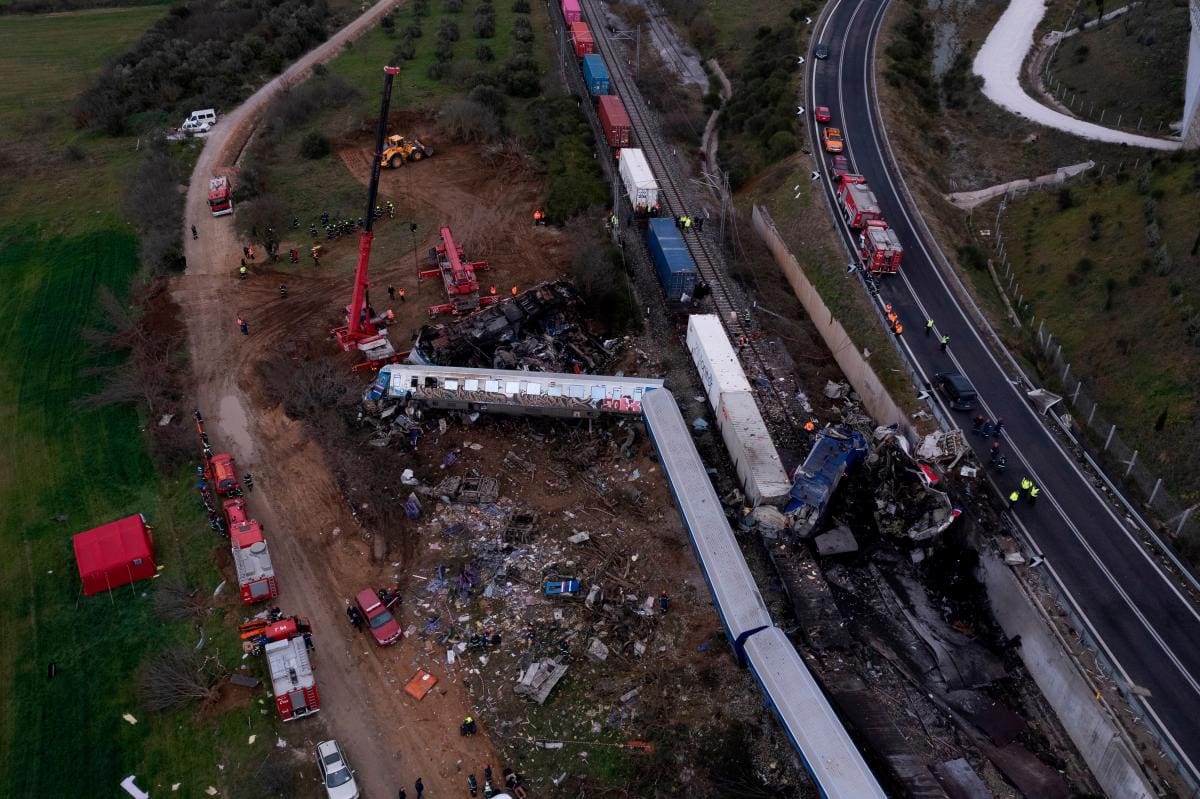 En los dos trenes, uno de pasajeros y otro comercial, viajaban 346 viajeros y 20 tripulantes, explicó la empresa ferrocarril Hellenic Train, perteneciente al grupo italiano FS Italiane.