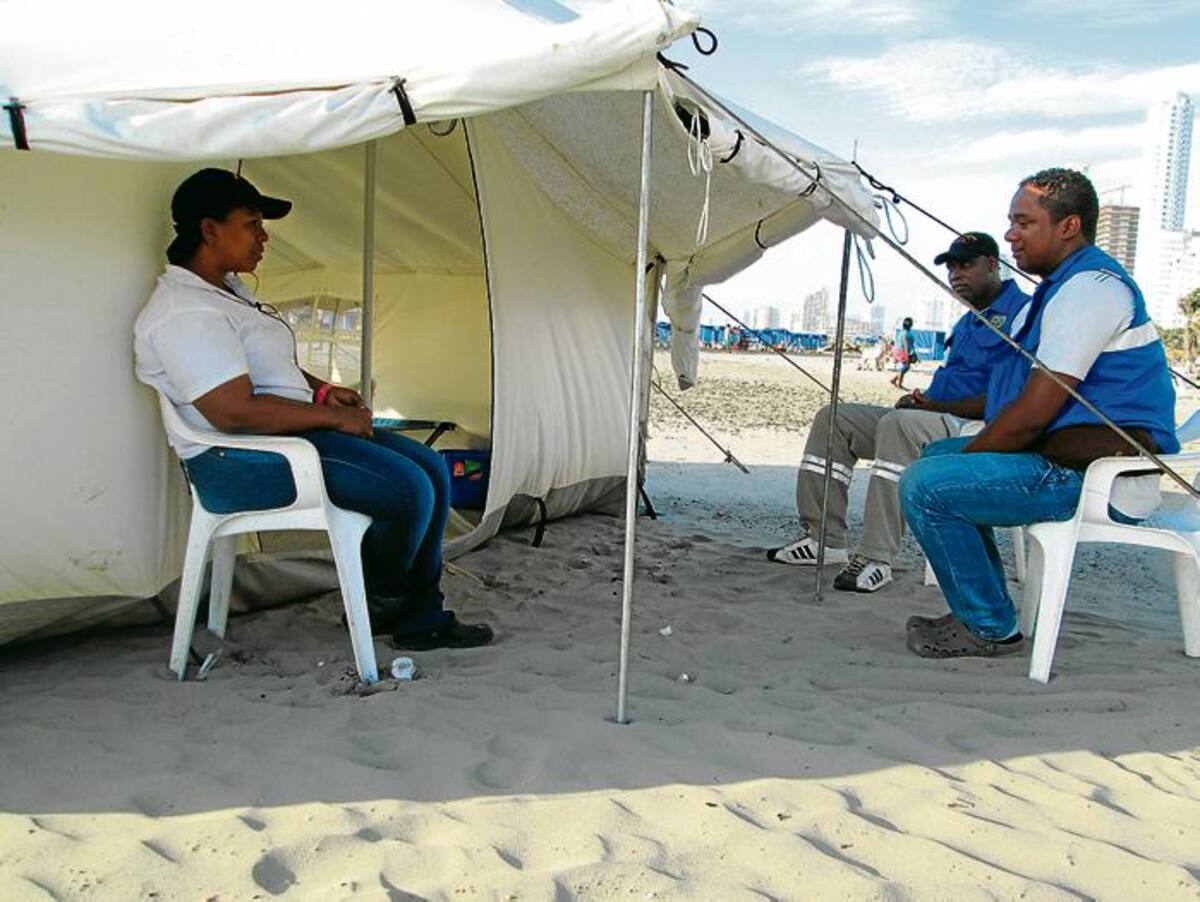 Edenia Acevedo Moncaris, Renzo Berrío Morelo y Tomás Torres Álvarez, auxiliares de enfermería. PEDRO TORRES, GENTE BAHÍA - EL UNIVERSAL