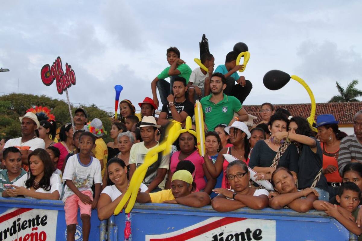 Así, arrinconados, detrás de unas vallas publicitarias y de pie, el público e incluso algunas excandidatas al Reinado de la Independencia, debieron presenciar el desfile en traje de baño, luego de esperar largas horas para poder ingresar la escenario en medio de protestas por la demora en permitirles el acceso. No hay derecho señores...