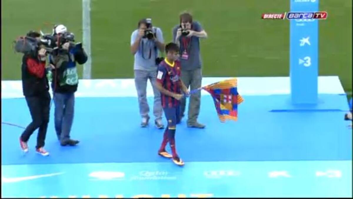 Neymar en su presentación en el Camp Nou Tomado de la transmisión en vivo de Internet