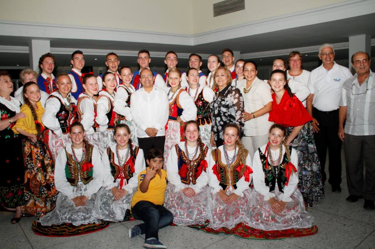 Los bailarines con un grupo de socios del Club Unión.