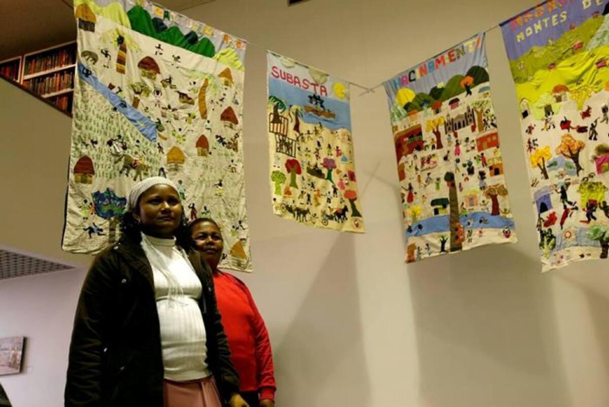 Las tejedoras de Mampuján expusieron sus telares en Bogotá cuando fueron galardonadas con el Premio Nacional de Paz en 2015. Archivo.